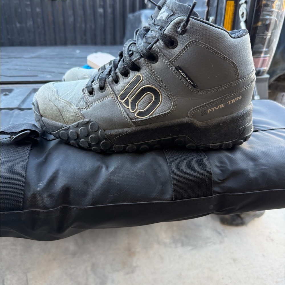 Men's Gray Athletic Shoes